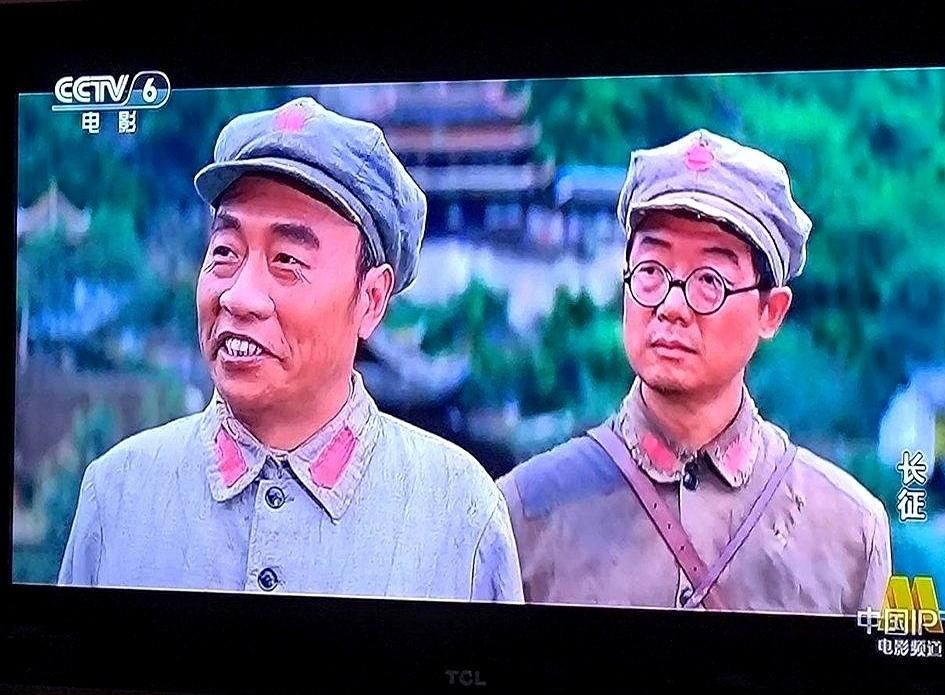 很多人看老片重播才恍然大悟：三十年前跟着老爹在片场跑腿打杂的翟小兴，如今居然在长征剧里挑大梁演彭德怀了。
为了撑起这个沉甸甸的帅爷形象，他在开机前短短一个半月里，硬生生把自己身上四十多斤肉给生刮了下去。
每天睁眼就是啃当年的军战史料，闭眼满脑子全是那些在草地里跋涉的身影。
现在的荧幕上，不少演
