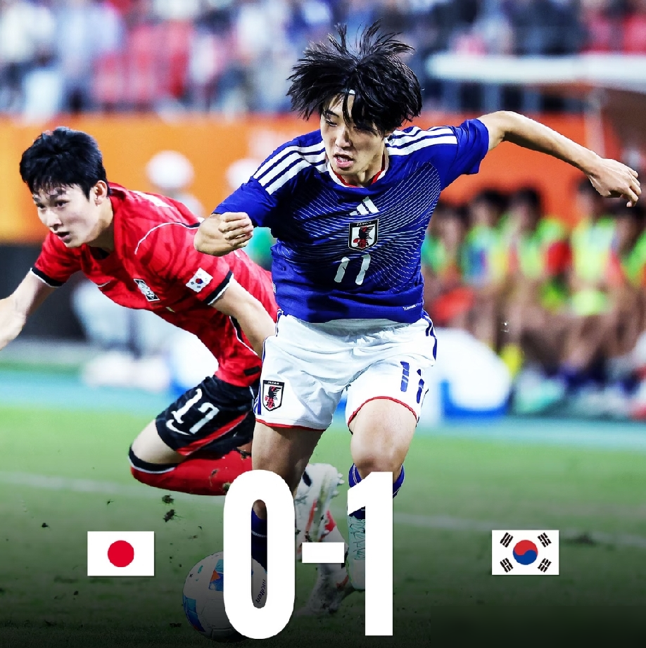 0比4，U23亚洲杯决赛被日本打花了。
有人不服，翻出半决赛说中国队踢得硬，比日本强。行，那咱就掰扯掰扯历史账。中日U23正式交手，早年咱还赢过两次，2比1、2比1。可这几年呢？2024年0比1，2026年直接0比4。一次比一次拉得开。
再看根子。日本青训注册小孩40多万，咱10万出头。人家一年