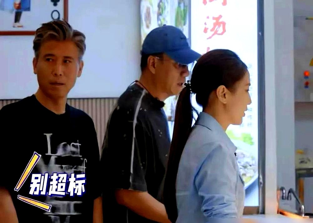 影帝胡军端着塑料饭盒，被发饭大姐一把拦住：“素菜区，没肉！”旁边蹲着老戏骨李乃文，咽了口唾沫，连碗免费汤都没敢要。

这俩加起来快一百岁的老江湖，正套着破马甲，给年轻艺人陈哲远当临时助理。李乃文缩在角落，呼哧呼哧给艺人扇风；胡军抢过锅铲，当场颠起大勺。

记错房号被劈头盖脸一顿训，认错道具又挨一顿呲