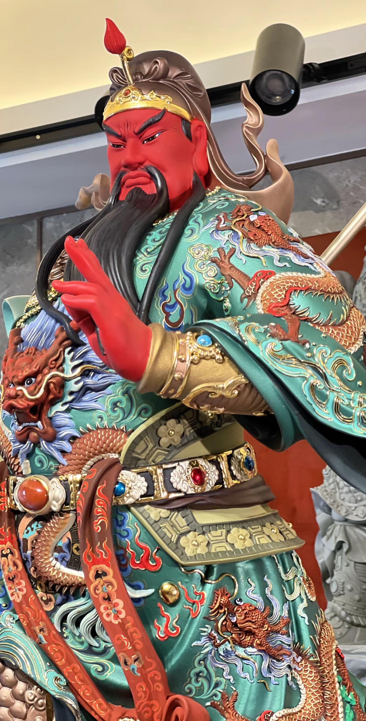 关云长鼎圣匠造。何为强者？不是百战百胜，而是身处绝境，依旧守住道义与承诺。云长身陷曹营，荣华摆在眼前，却不改归蜀之心。做人亦是如此，低谷不卑，得志不狂，守住信义，便是最高级的强大。