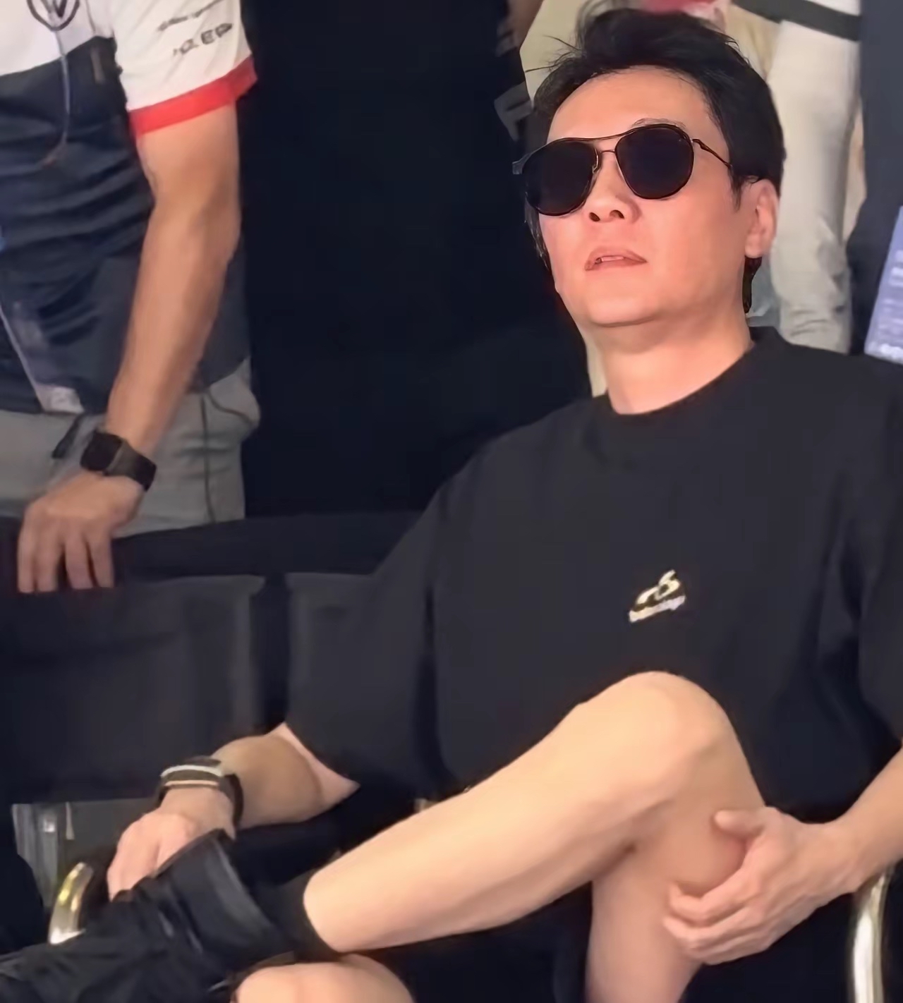 9月12日，媒体拍到冯绍峰现身上海观看F1赛事，黑色T恤搭配短裤，脚踩长靴，穿搭很有个性。
47岁的他身形有些发福，面部略带浮肿，但五官底子依旧在线。离婚之后他没有再婚，和赵丽颖共同抚养孩子。虽然不清楚当年分开的细节，但二人相处平和，在育儿这件事上保持了体面。
很多夫妻分开后容易撕破脸。能放下过往，