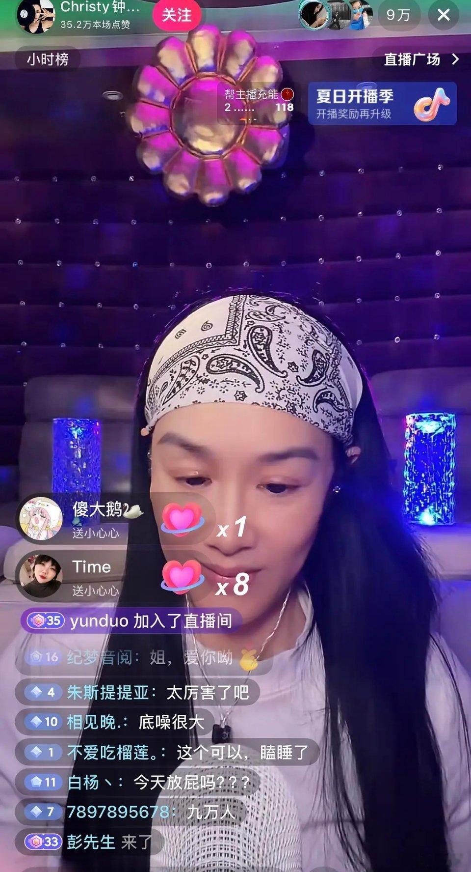 #钟丽缇# 钟丽缇挺厉害啊，很少看到哪个港星有9万人看直播。而且听说她一直很能干，羡慕她的精力和体力。 ​
