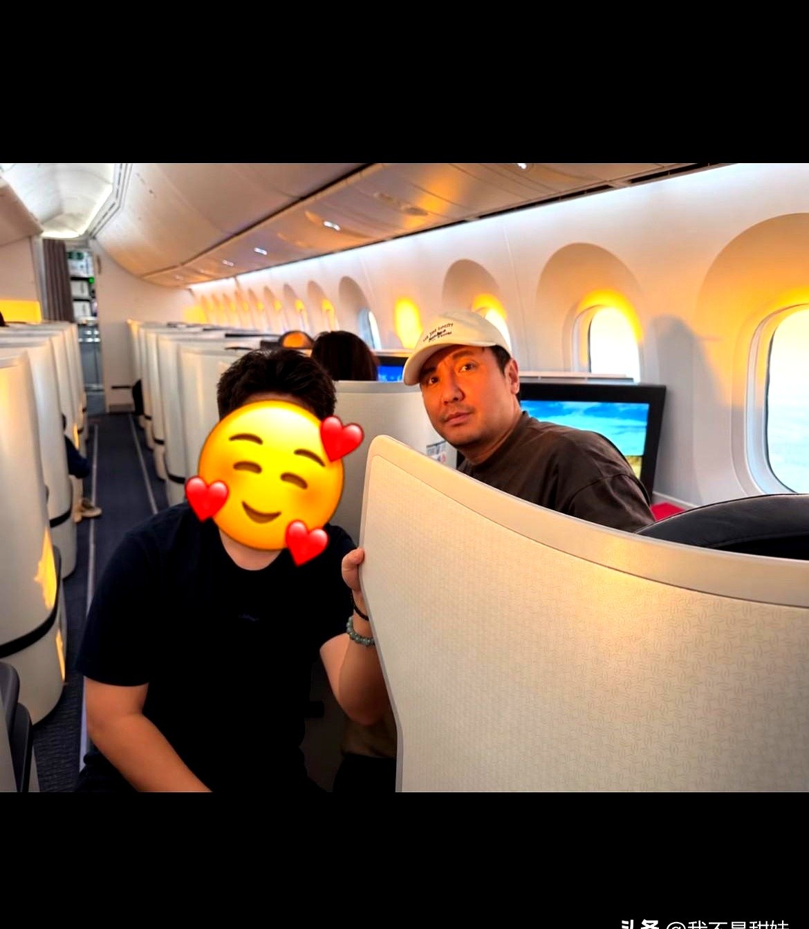 飞往英国的万米高空上，沈腾指着网友的手机特意叮嘱，发上网千万别忘了加一句，本人真的很瘦。

照片刚传开，评论区全在扒那张三四万的头等舱机票。其实以他的身价，坐头等舱带亲戚助理再正常不过。

比起那些乱搞投资赔底掉的同行，他活得太通透。剧组里摸爬滚打，综艺里卖力抖包袱，赚了钱就领着全家老小满世界溜达，