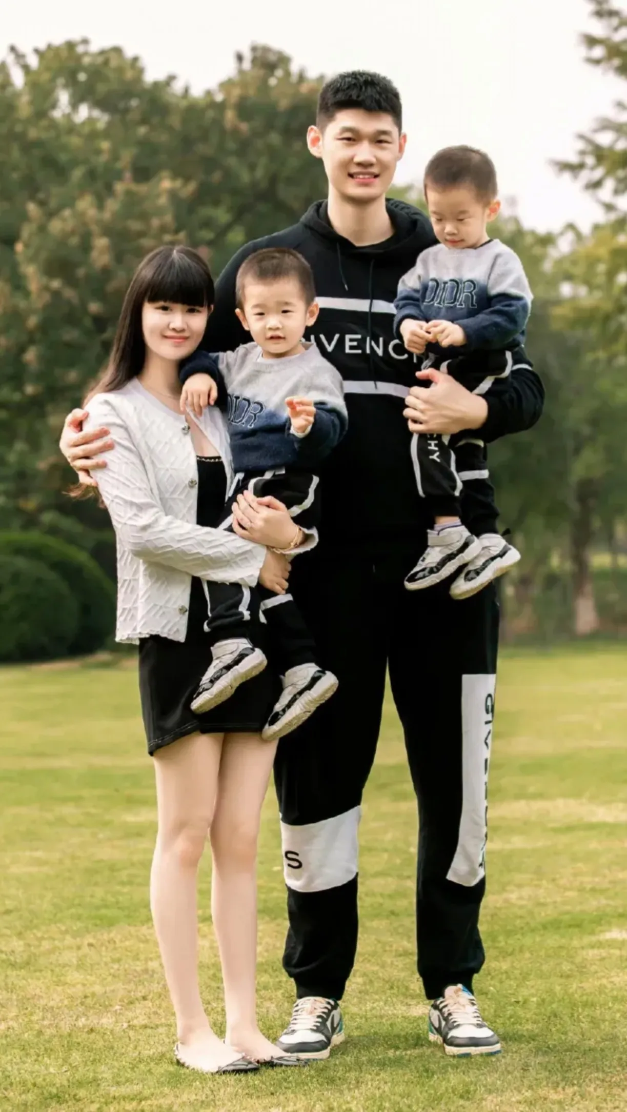 看了胡金秋一些鲜为人知的故事，没想到，低调谦逊的大秋早就是人生大赢家了...