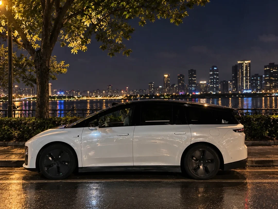 来自晚上的氛围感～#理想汽车 #理想i8 #理想 #有理想的生活 