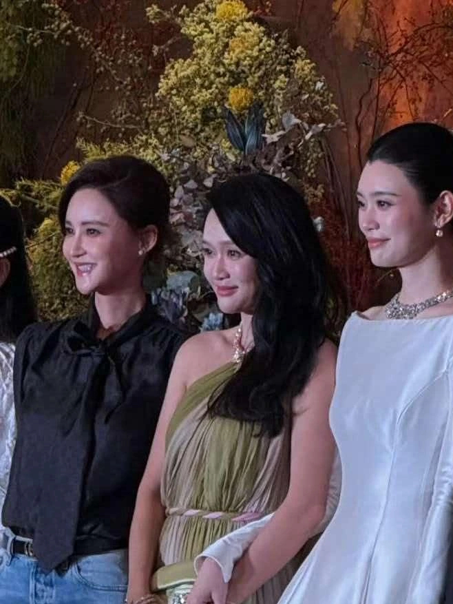 满堂衣香鬓影，一条牛仔裤就这么大咧咧地走进来了。


奚梦瑶这场答谢宴，宾客们的穿搭倒是有意思。张歆艺上身那件系带衬衫，面料带着真丝特有的柔润光泽，一看就是花了心思的。但视线往下，画风突变——一条牛仔裤，就这么水灵灵地接上了这件衬衫。
45岁的女明星，在满场礼服和高跟鞋的队伍里，反而成了最独特的一个