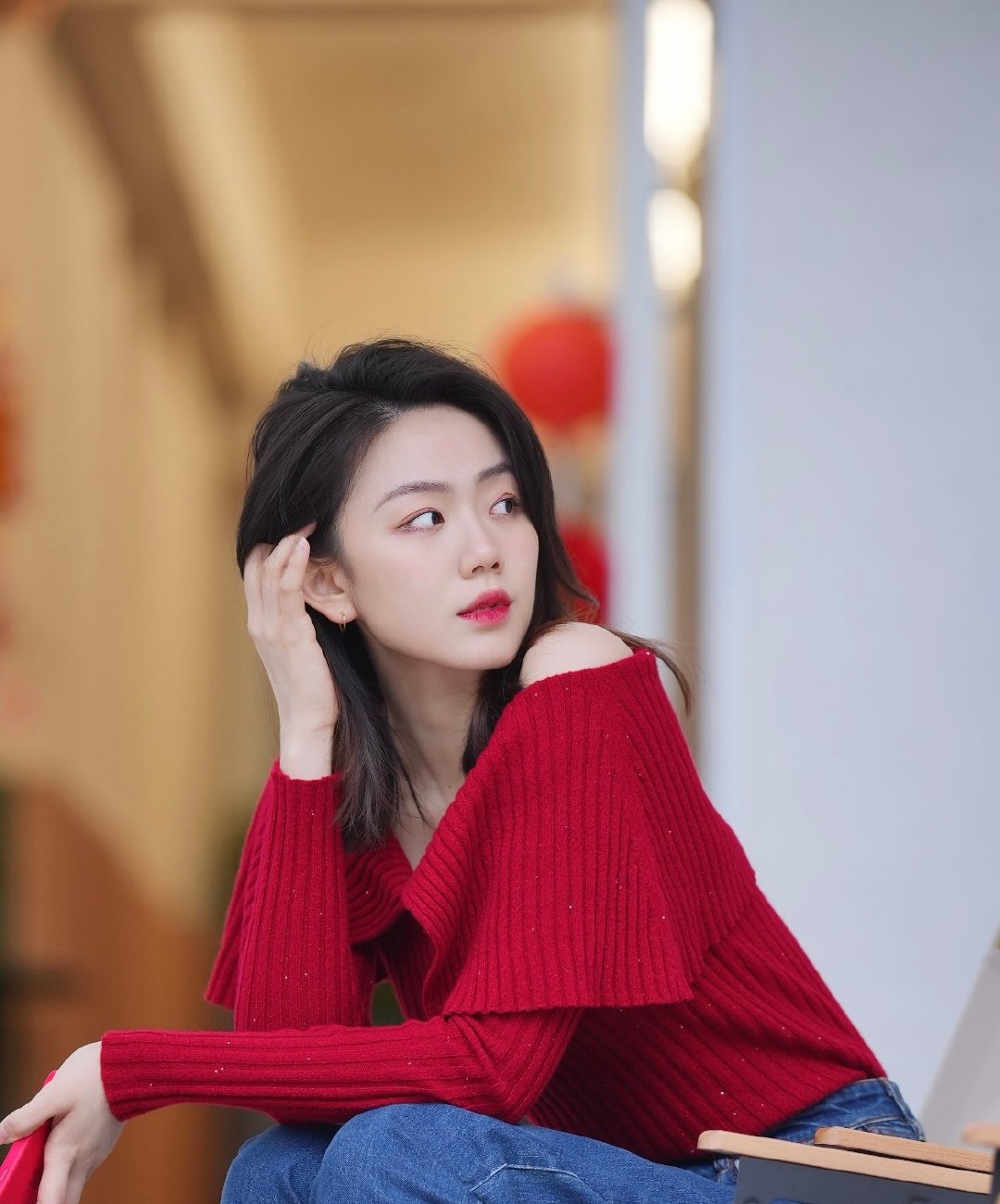 #许嵩 脱粉#

你以为正主是一个光风霁月的人，最后发现他和普罗大众一样喜欢年轻漂亮的女孩子，贪图人家的肉体，甚至这个女孩子之前还谈过背德师生恋并且无缝衔接了自担，你开始怀疑他是不是被骗了，最后想起一句真理，一个被窝睡不出两种人。 ​