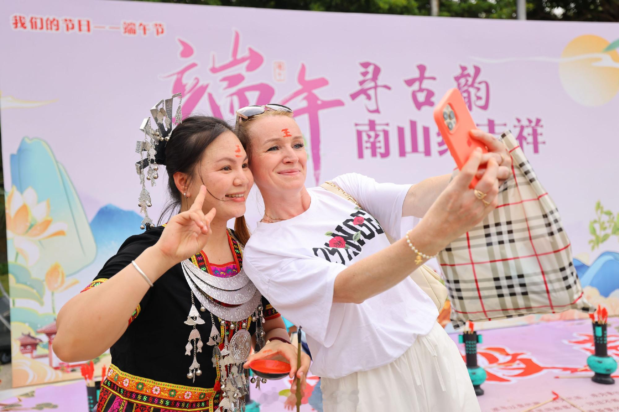 三亚南山：民俗体验 乐享端午  6月19日是我国传统节日端午节，一场主...