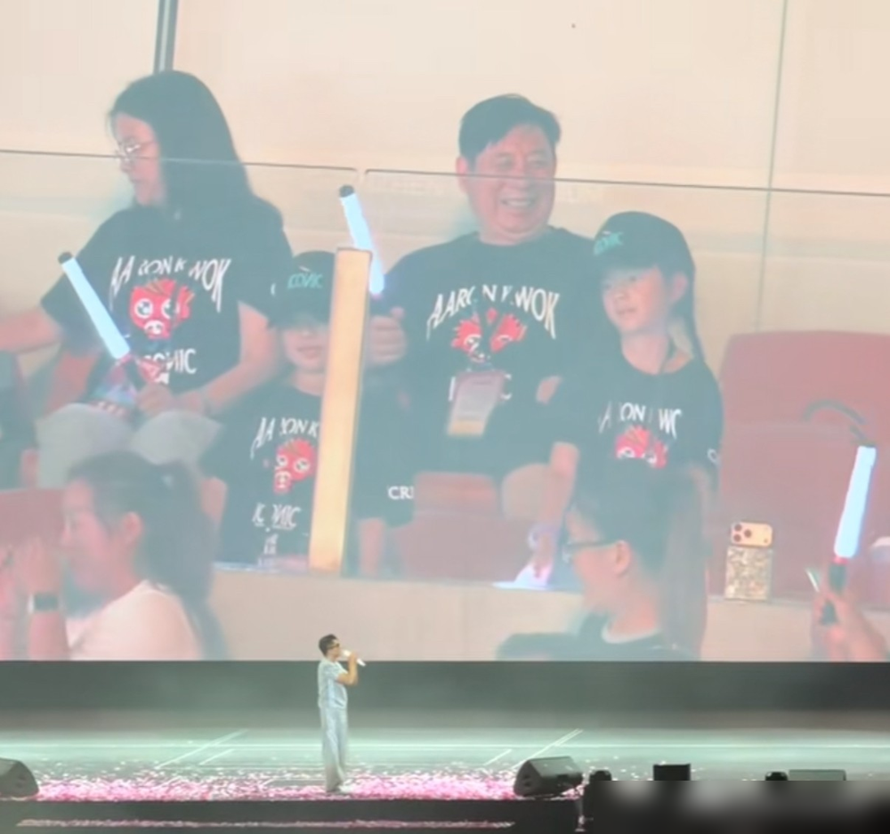 60岁郭富城被当众催生儿子，他第一反应不是发火，是猛地扭头找方媛。
演唱会现场，一个自称有四娃的男粉丝冲台上喊：你一定生个仔！
郭富城当场摆手，赶紧拿话筒撇清：是歌迷说的，不是我说的。他说自己很幸福，三个女儿，都是天注定。
那扭头找老婆的动作，真不是演的。先把老婆摘出去，再堵住所有人的嘴。