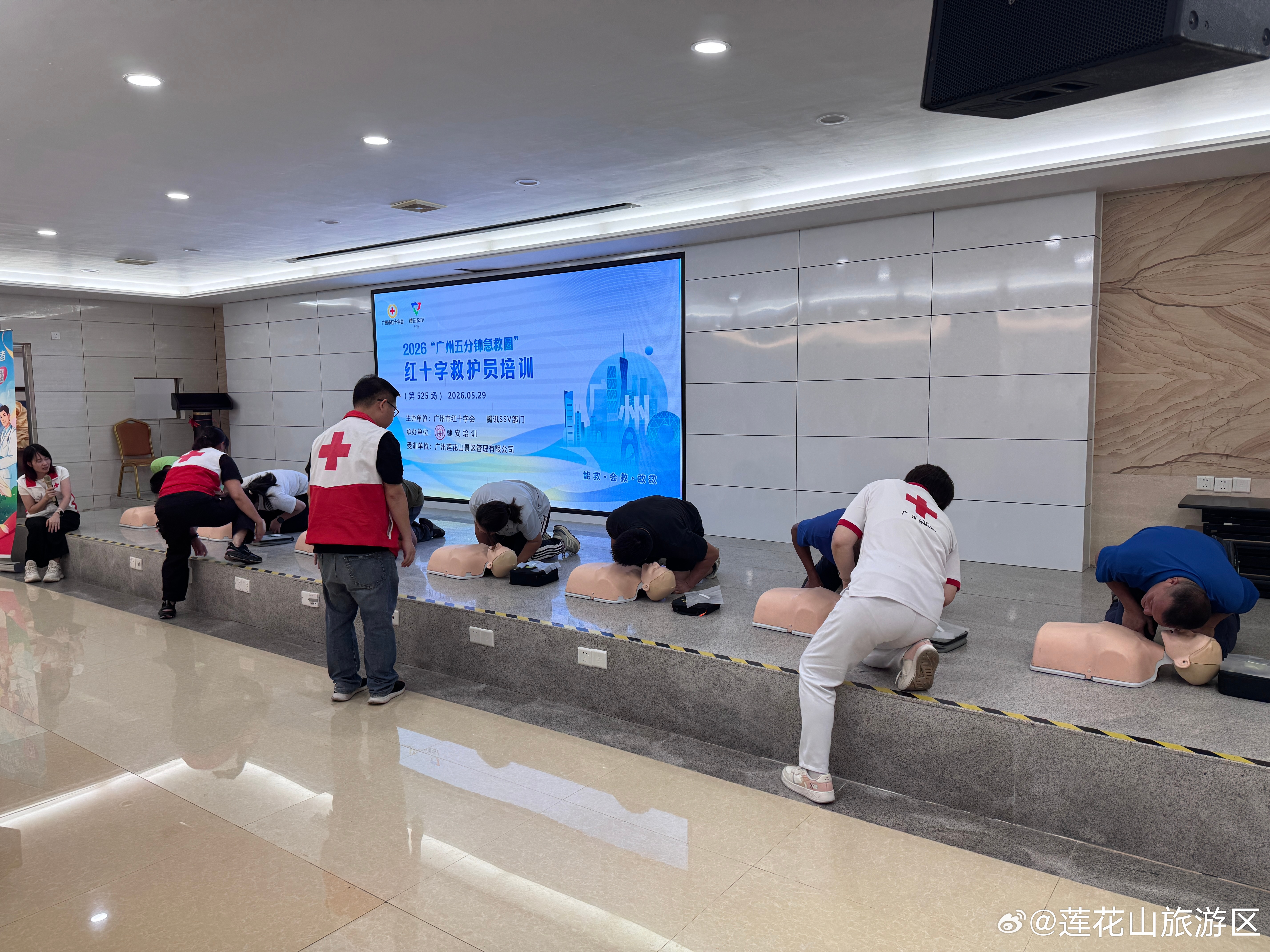 为强化景区一线员工的应急救护能力，进一步筑牢景区日常经营服务中的安全防...