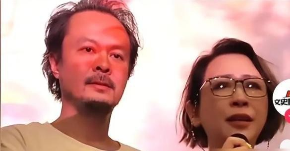 首日票房刚过三千块，整部片子砸了足足五千万，制片人在台上当场抹眼泪。
这个数字简直像个地狱笑话，换算下来，全国院线一天可能就卖出去几十张票。
片方当初敢掏这笔巨款，八成是盯着傅首尔身上的争议热度，觉得网上天天吵得不可开交，黑红也是红，弄进大银幕肯定有人买单。
资本的算盘打得噼啪响，现实却直接甩