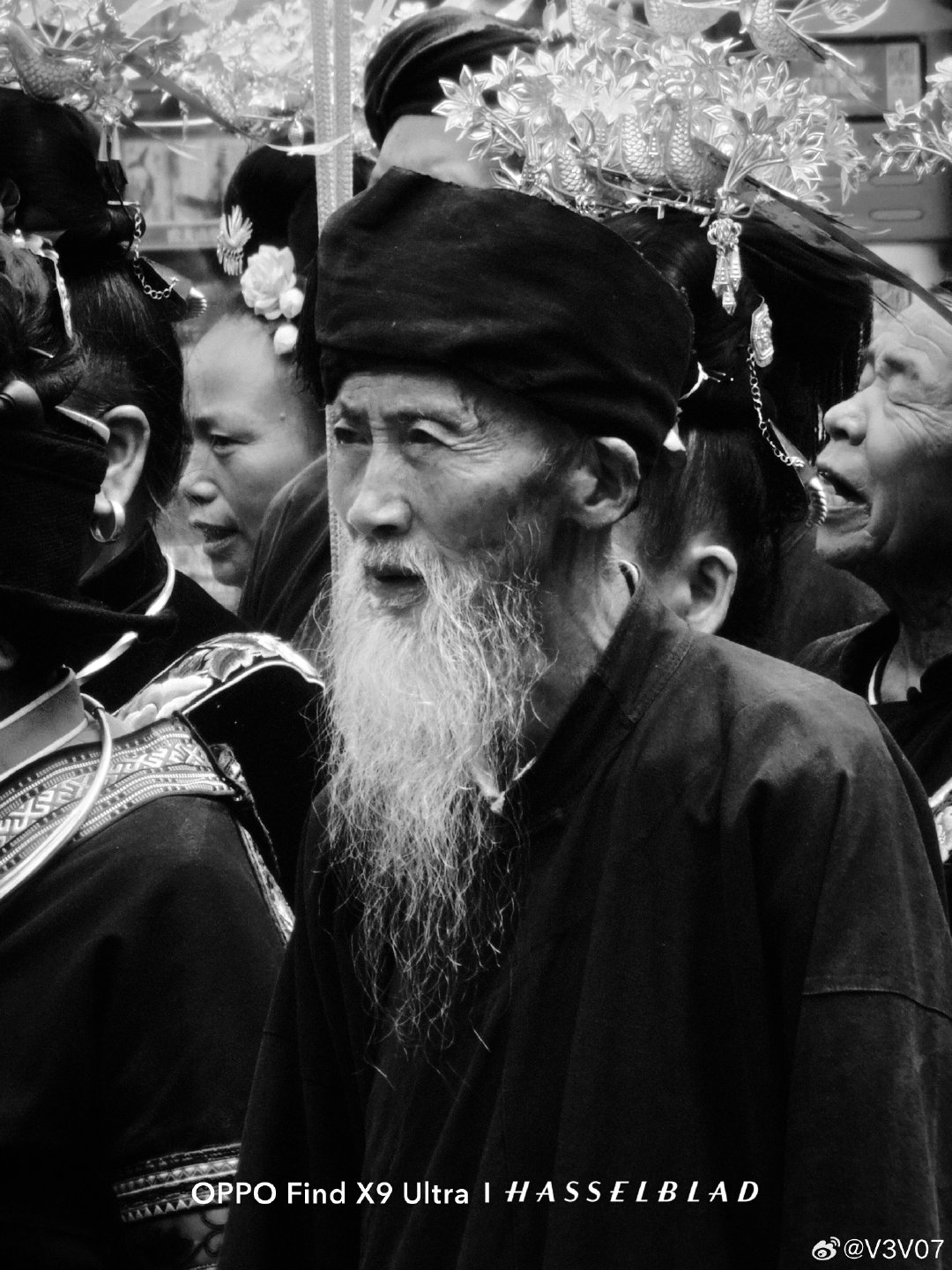 银饰叮当里，老人的胡须垂成岁月的帘。喧嚣如潮水退去，他眼中沉淀着远山的静默。时光在褶皱里打结，又在银发间悄悄松开
#微博影像年##人间回响##一路出片##摄影灵感上新##摄影的最炫民族风# ​