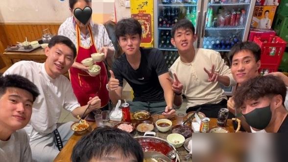 坐穿90分钟冷板凳，向余望转头就组了个泰山铜梁龙火锅局。彭啸、史松宸、于金永全来了，王钰栋、李镇全在评论区聊得火热。场上没捞着一分钟，场下这桌人脉一个没落下。这兄弟刚官宣了李明闺女，又带着U23亚运铜牌的光环，社交这盘棋下得明明白白。中超进球才2个，失误被换下过，但你看他朋友圈，全是硬通货。球技可以