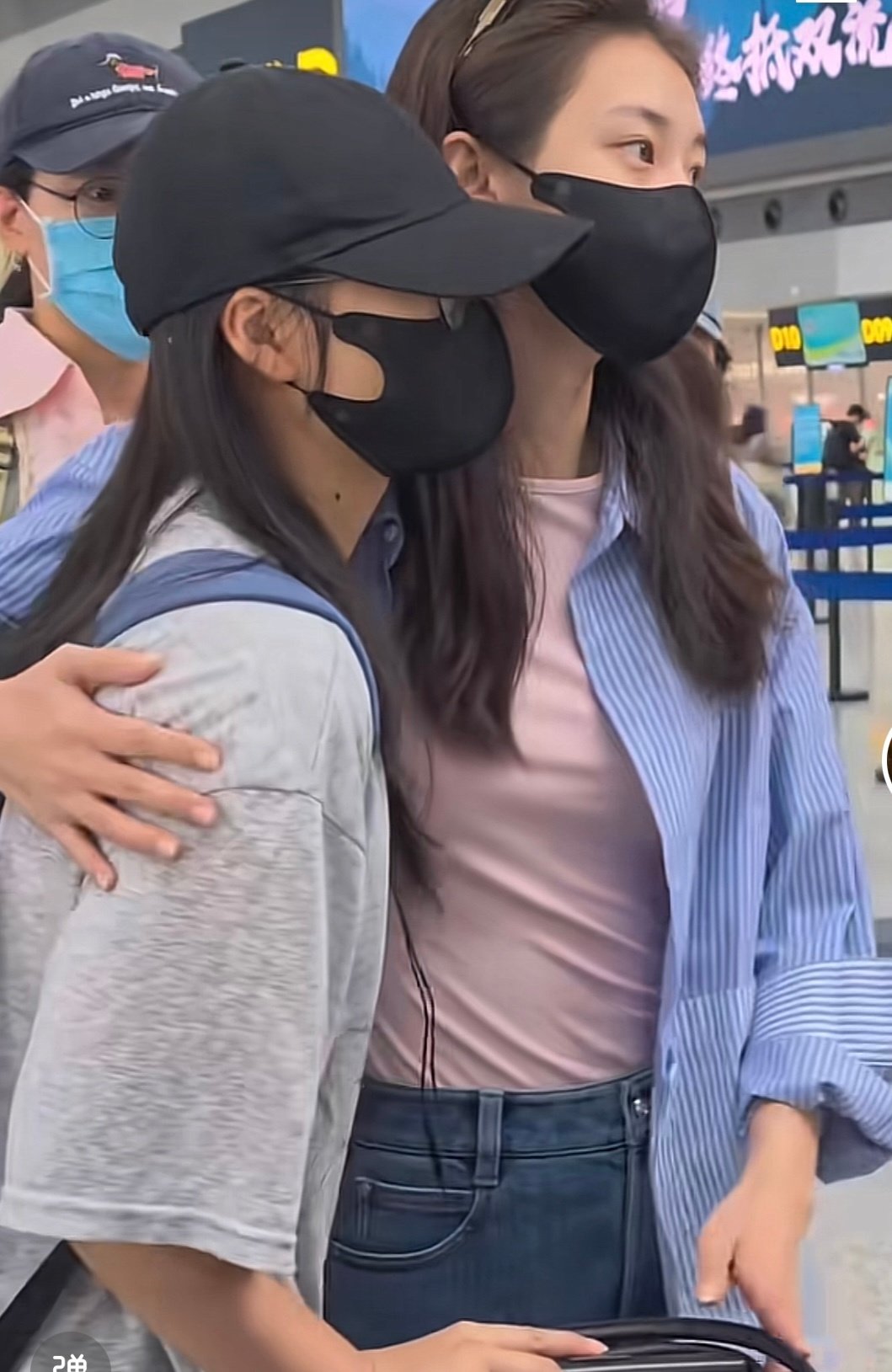 姐姐怎么抱丹丹，你们才分开几天呀[泪][泪][泪][泪]
我好想像丹丹一样躲在郭宇欣怀里喊妈妈[期待][期待][期待] ​