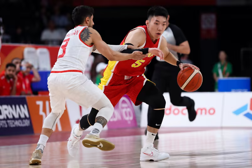 锁定亚运八强！中国男篮46分狂胜巴林 廖三宁23+6李悦洲18分！
北京时间9月12日，2026年亚运会小组赛中国男篮对阵巴林男篮，王俊杰生病缺席一场后复出。廖三宁出色表现引领中国男篮次节开局领先24分，巴林男篮顽强反扑在下半场开局追到差13分，中国男篮内外开花逐步扩大45+领先优势提前锁定胜局，最终中 ​