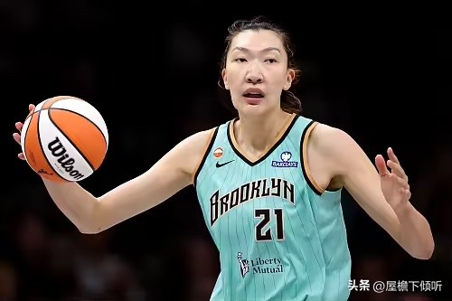 韩旭刚在WNBA打出赛季新高，转头就得走。17分钟19分，全场最高，零失误。自由人主帅说她是“极其优秀的球员，有左右比赛走向的能力”。这是她本赛季最完整、最自信的一场比赛。

然后呢？收拾行李，飞德国，跟中国女篮会合。没有喘息，没有调整时间。

9月4日，世界杯首战，对手是世界排名第一的美国女篮。韩