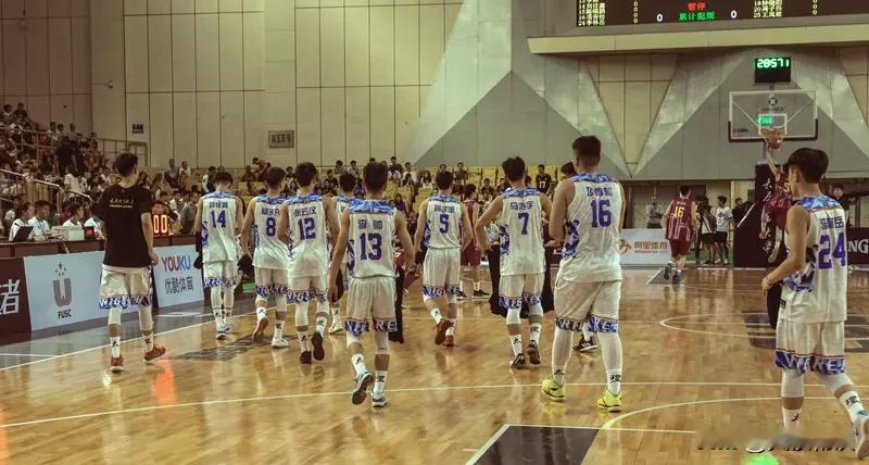 曝37岁塞尔维亚教练雅科夫列维奇将执教CBA广东队。他从录像分析师起步，是学院派教练。此前他在博洛尼亚效力3赛季，助球队获意甲冠军。上赛季广东战绩不佳，管理层换血后选帅转向欧洲派，雅科夫列维奇能带来改变，值得期待。