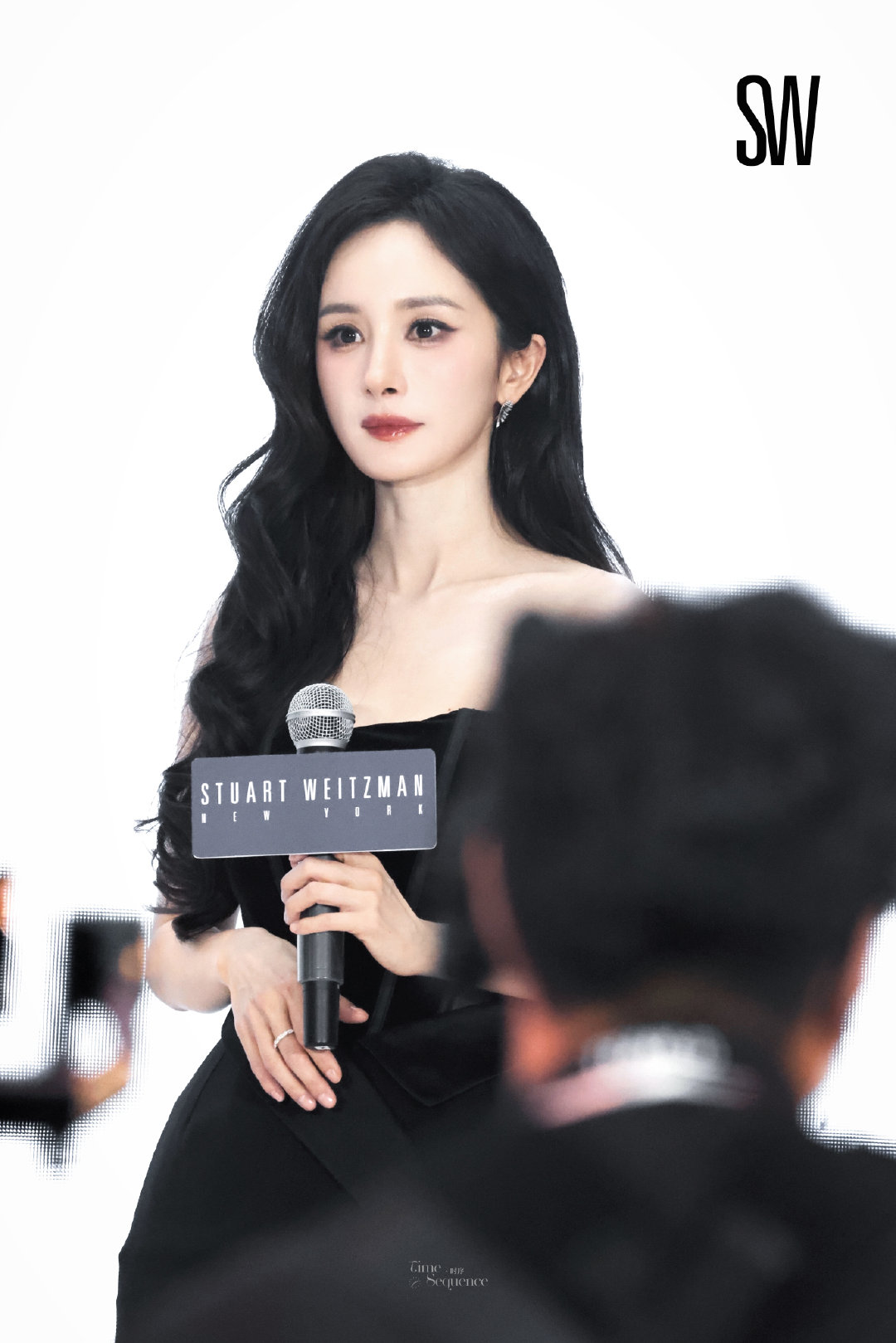 #杨幂[超话]# ｜#杨幂剪彩神图# ｜#杨幂SW女王驾到# 
SW，请到幂神你们赚大啦👸🏻

​