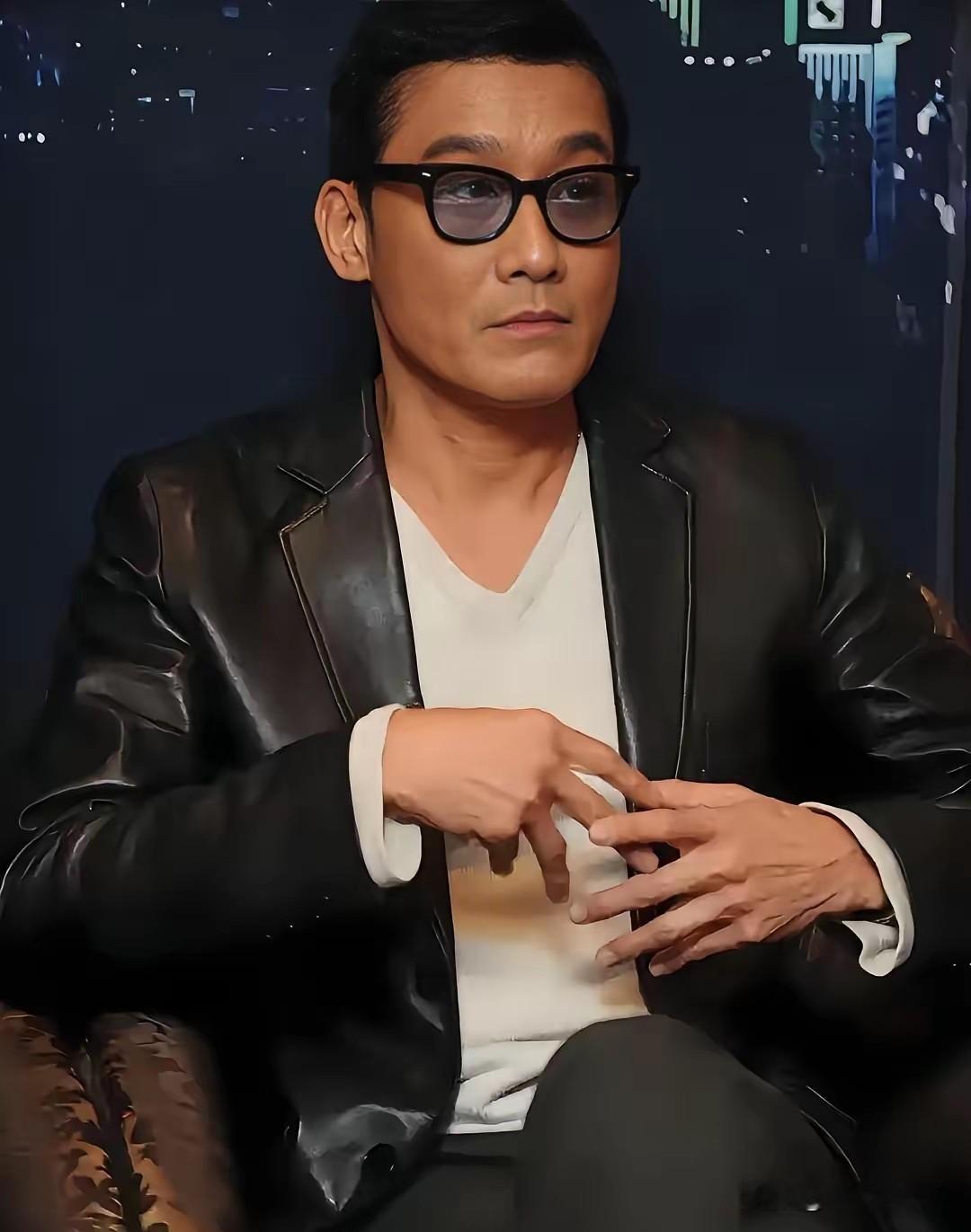 梁家辉几年前的一段采访近期再度爆火出圈，身处娱乐圈顶层、拿遍大奖的老牌影帝，毫不留情戳穿行业泡沫，撕开了当下最扭曲的社会价值观。
 
很多人觉得娱乐圈的人，都会极力抬高自己行业的地位，想方设法营造明星高高在上的假象。靠着流量和热度赚得盆满钵满，自然希望被大众追捧、被特殊对待。
 
但梁家辉完全不一样