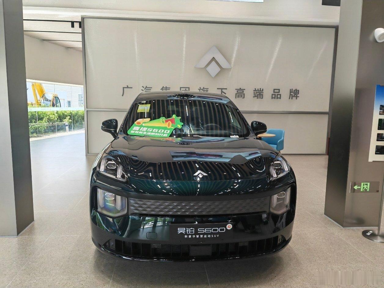 #广汽昊铂##好友玩昊车##20万内满配运动suv# 前段时间去近距离体验了一下昊铂S600，整车的科技感、豪华感和乘舒适度都非常棒。全车标配了超柔Nappa真皮座椅，星空环抱式座舱设计，坐进去的瞬间就能感受到满满的豪华氛围，非常心动啊。 ​​​