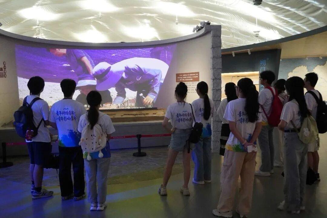 #温大青春宣讲团行走乡土传初心#[给你小心心]#浙江大学生以实干宣讲时代声音#温州大学超越+青春宣讲团走出校园讲台，深入乡村、社区、文化遗址开展行走式宣讲。
学子结合专业特色，讲述红色故事、传承非遗文脉、普及反诈知识、宣讲生态理念。以实地研学夯实内容，以躬身实践践行理论，让青春宣讲可听、 ​