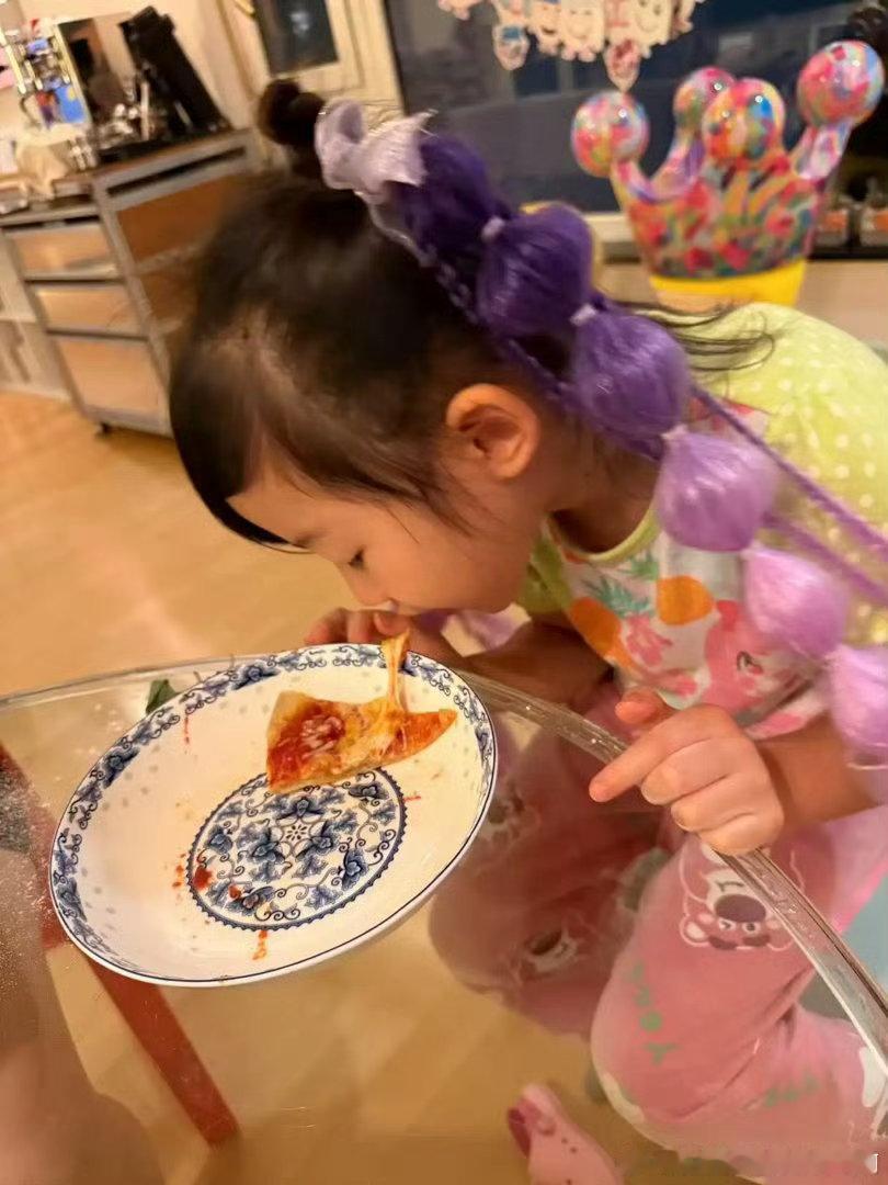 朱珠晒老公和女儿一起做披萨，父女互动有爱，5岁珠宝越来越漂亮 ​