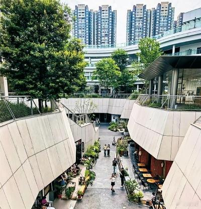 全国各地的新潮商场早已打破这种想象——有人骑着自行车穿梭在店铺之间，有...