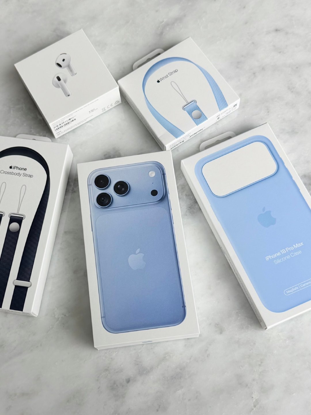 iPhone 18 Pro 坚定地选择冰川蓝！

终于收到了，先用手机简单拍两张！实物好看，冰川蓝不会过于深沉，但也不浮夸，冷静中带有一丝活泼和阳光。

朋友说，蓝色是我的颜色，很对[yeah]
#iPhone18Pro#  ​