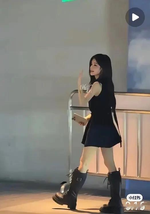 鞠婧祎身高又又吵起来，女生的身高没必要这么过度嘲。
鞠婧祎一直说159cm，早年综艺她自己说法反复。从来没有公开光脚实测过。
新剧《万花世界》路透高腰短裙，超高细跟，视觉腿很长，鞠婧祎腿好长上热搜，看上去仿佛165[泪奔]
路人原相机没有镜头优化，身形显得娇小，网友拿同框参照物对比，又开始质疑真