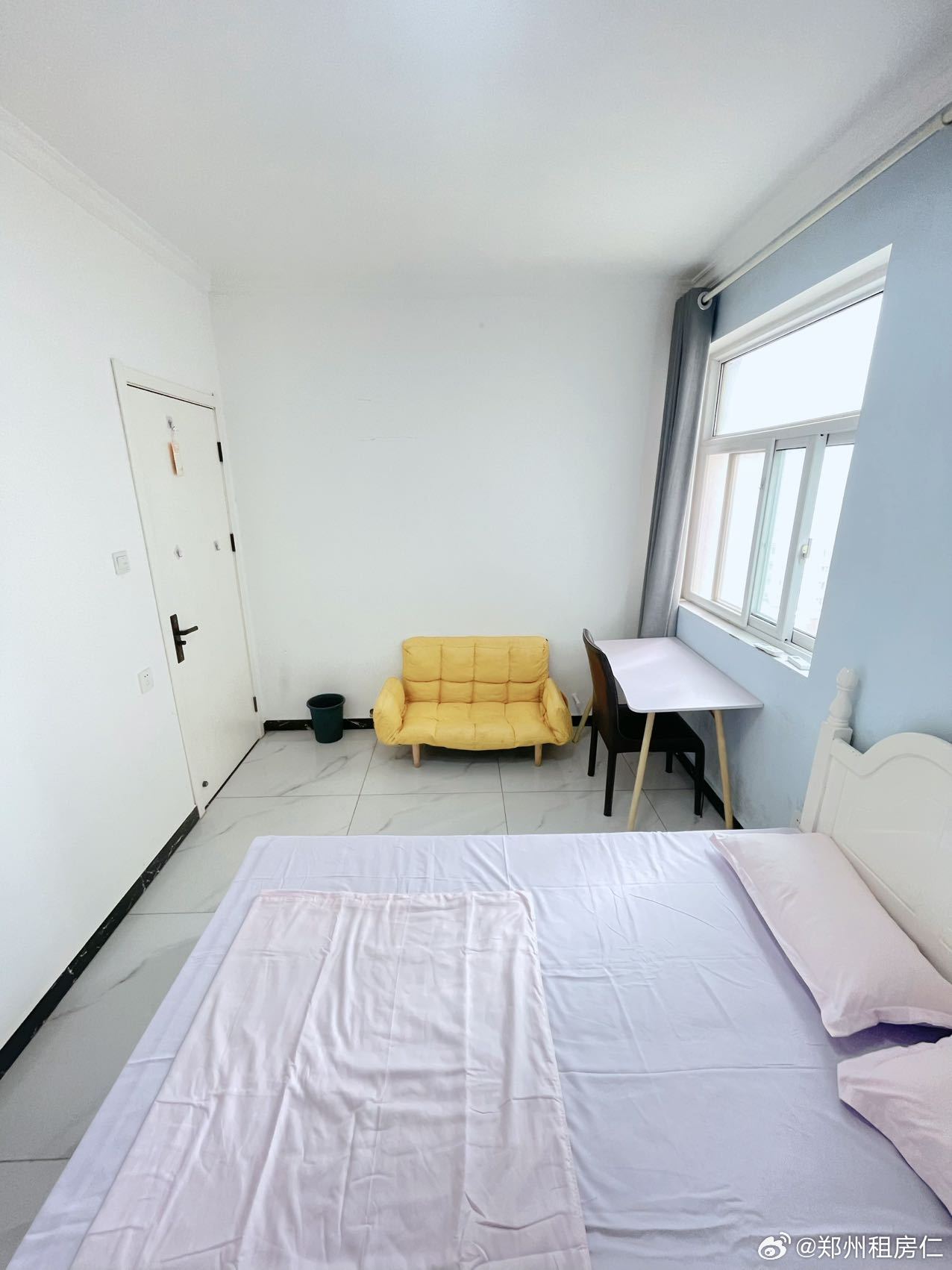 🏠小区质量很高绿化很好，房子也是朝南的平常晒衣服屋内采光也很好，通双气，燃气壁挂炉，冬天也有暖气是地暖那种，就算冬天不开暖气也可以蹭上下层的暖气哈哈很省的，床是1.5✖️2米的双人床一个人住完完全全非常够用，然后快递下楼一楼单元门就是快递超市很方便！！
🚄靠近1号线民航路地铁口去郑 ​