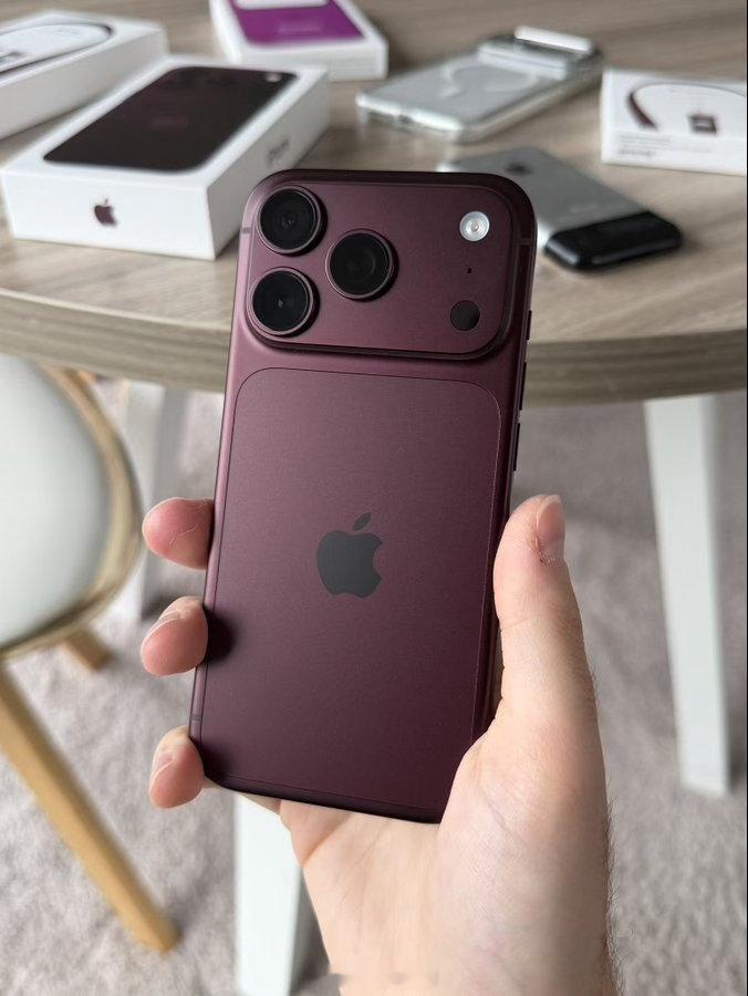 苹果这次跳过iPhone 19直接上20，摆明了是要复刻当年iPhone X的“十年献礼”套路。2027年正好是初代iPhone发布二十周年，用一次命名上的跳跃来制造里程碑式的营销记忆点，确实比按部就班出个“19”更有噱头。

爆料里提到的“无边四曲面”听起来很玄乎，其实不是那种容易误触的物理弯折屏，而是靠特殊 ​