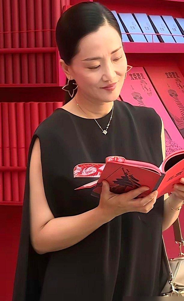 金莎推掉给顶流演妈的剧本，转头进组给小花任敏当了娘。

新剧里，她靠一场40秒的对手戏，连喘气都带着情绪，硬是把配角演出了高光。

放着蹭热度的机会不要，其实是算了一笔明白账。给顶流作配，镜头被剪得稀碎，稍微演不到位还要挨骂。

倒不如接个有完整故事线的角色，哪怕做绿叶，也能靠实力立住脚。

中年女