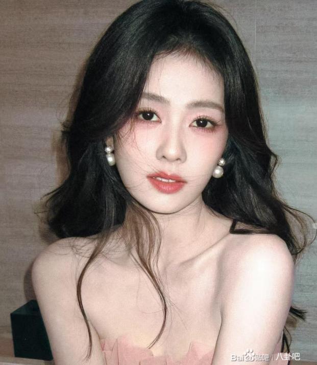 不少网友好奇明星扎堆去泰国办演唱会的缘由
扒完才看懂核心逻辑，当地演出审批流程简单，场地租金划算，加上中国对泰国免签，马来西亚、新加坡、印尼等东南亚各国粉丝都方便赴约，一场活动就能拿下整片东南亚市场，海外演出还能刷国际曝光，助力艺人争取海外商务资源
白鹿原定曼谷见面会本是代言配套线 ​