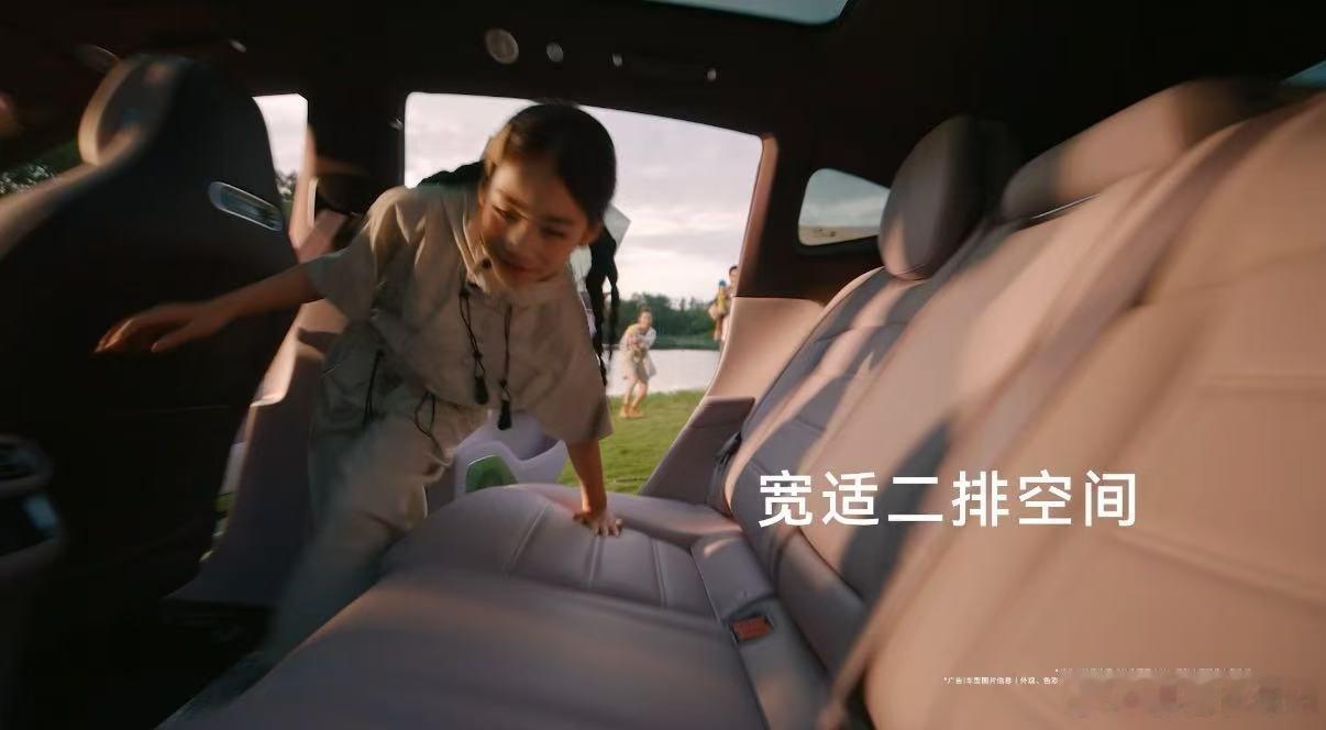 #人一定要为自己的舒适买单#车内可接触部件采用高标准环保材料，搭配高效抗菌滤芯，智界R7焕新款用心打造健康的车内空间。 ​