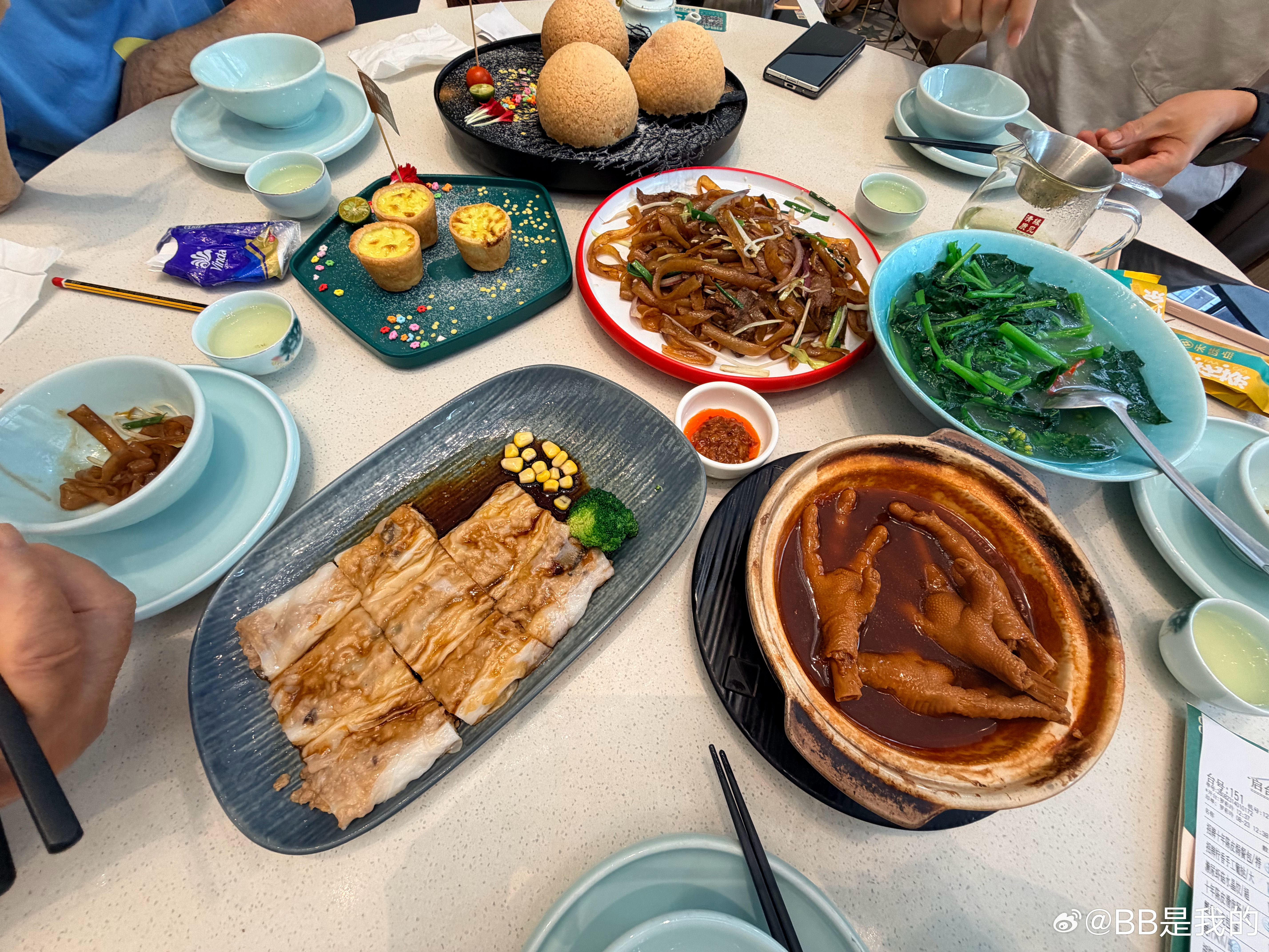 不要和别人说太多话了《周易》里有一句极其通透的话：“言行，君子之枢机。”
言语，就是一个人命运的开关。它能是化雪的春风，也能是见血的暗刃。 

前段时间读杨天真的《通透》，印象最深的一处就是：真诚，是懂得什么话该说，什么话不该说。

以为真诚是和盘托出，事实恰恰相反。因为你以为的和盘托 ​