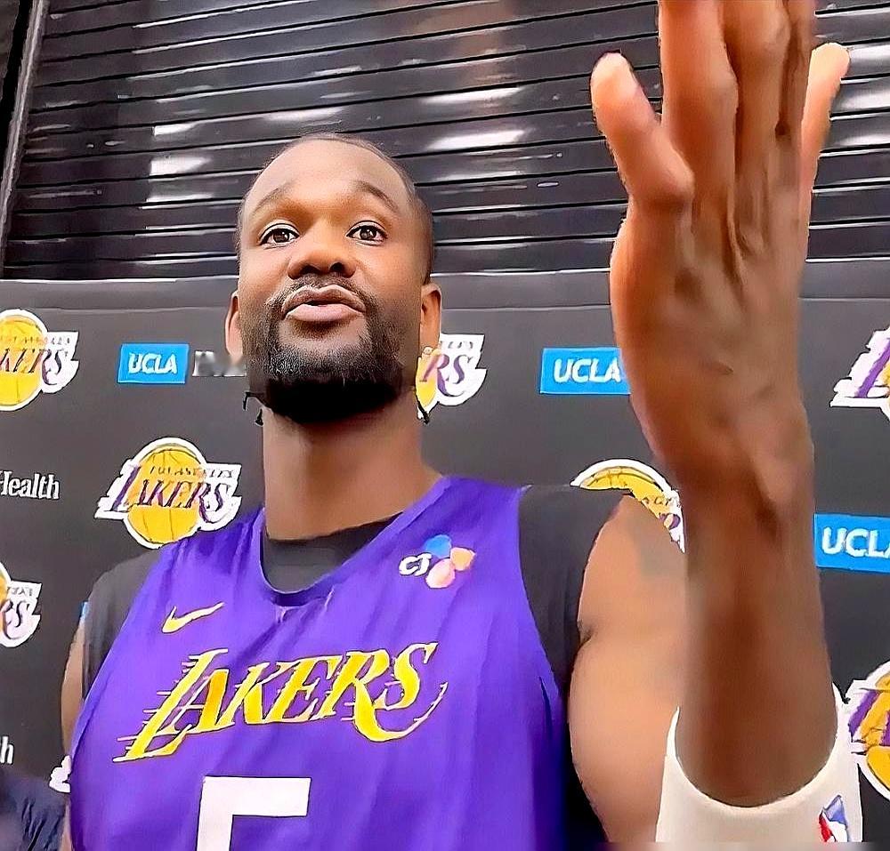 更衣室气氛直接冰点！老板当面说他“不值1.7亿”。    这事儿就这么...