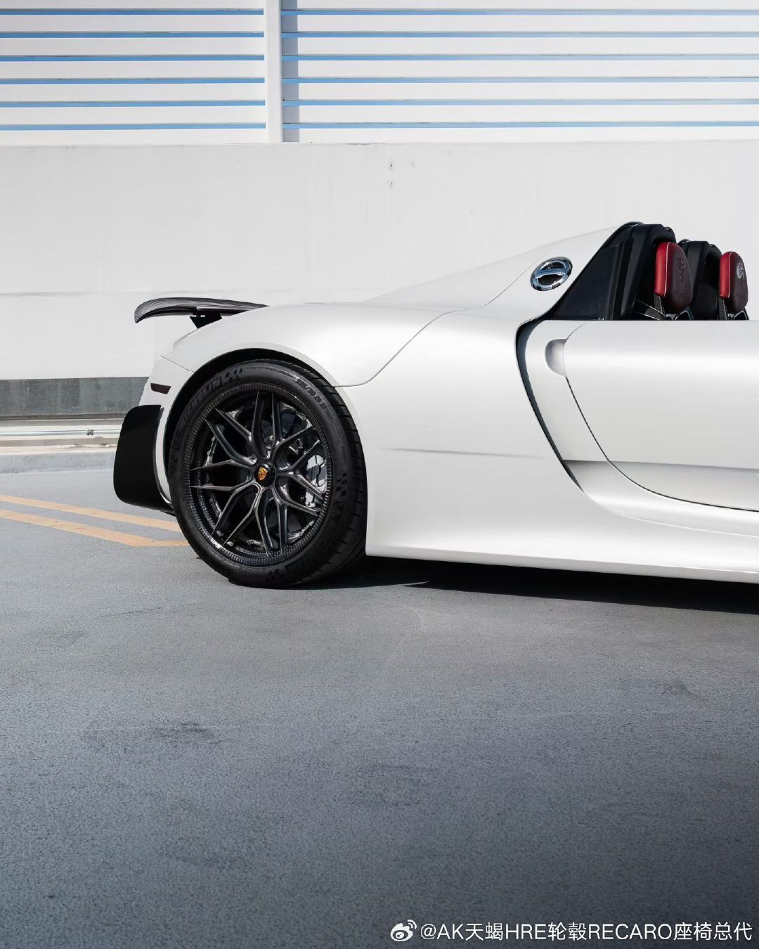 保时捷 918 Spyder 换装 HRE HX100 碳纤维轮毂。极致轻量化削减簧下重量，碳纤纹理自带高级质感，通透辐条露出碳陶刹车，混动神车气场拉满。 #汽车改装资讯##汽车改装##改装车##改装# ​