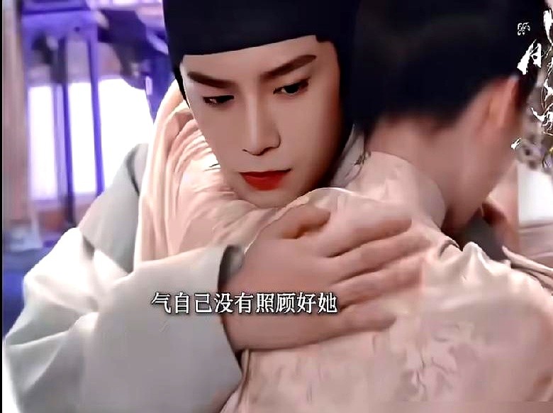 导演邓科交底了，丁禹兮这部新剧，竟然有40%的戏是现场现编的。

大结局刚播完，讨论就没断过。剧里删了原著的碧云庵悬疑线，直接拿花神节开场。不少原著粉看了直摇头。

但邓科和编剧南镇这把牌打得很实。不照搬书，现场加梗重构，把剧情逻辑盘活了。

结果挺意外。虽然背着改编争议，播放量却一路冲到了S+级别