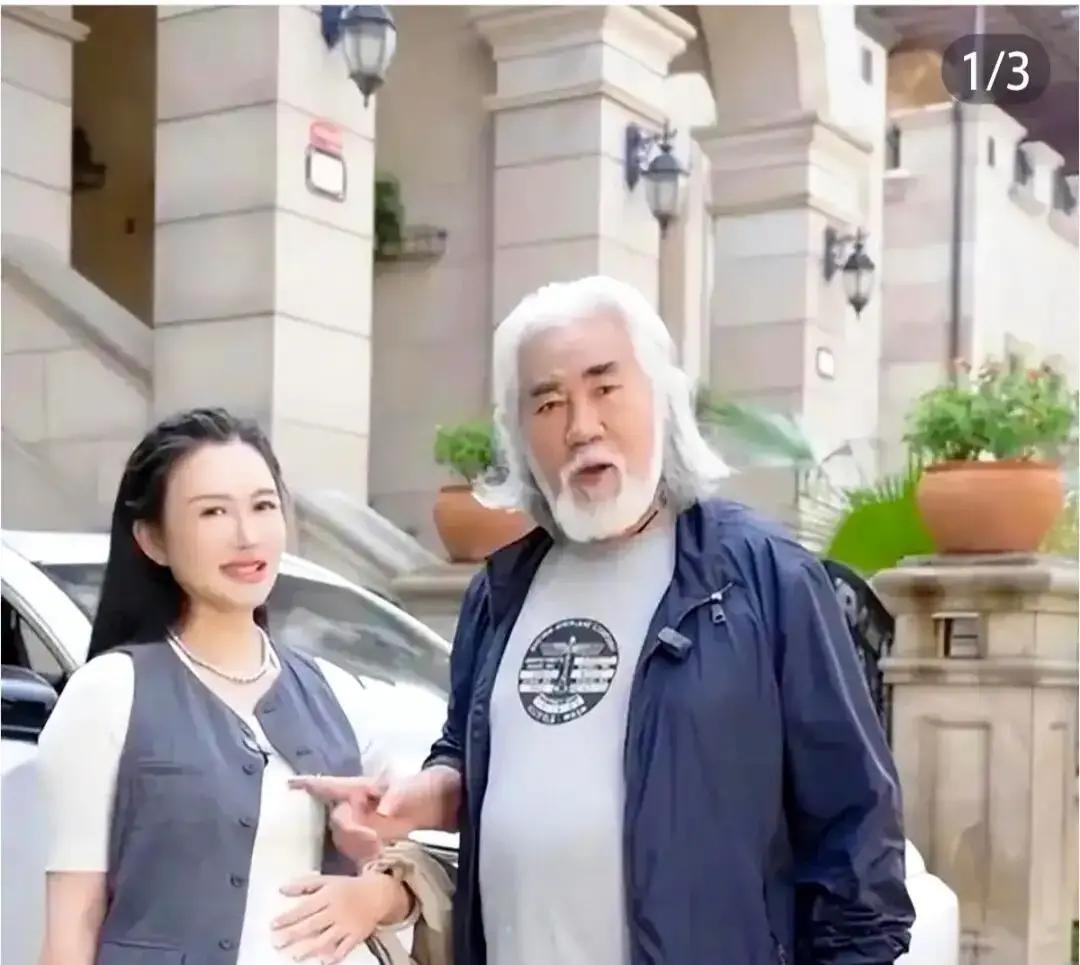 76岁的张艺谋还在片场熬大夜吹冷风，75岁的张纪中还在直播间扯着嗓子吆喝卖货

不明真相的还以为现在的影视大导有多热爱工作，其实这哥俩拿到的是同一套人生剧本

男方早年功成名就，转身娶了身边的年轻女助手，巧的是两位娇妻刚好都比自己小了整整31岁

古人说老骥伏枥志在千里，放这俩老张身上，纯粹就是为了
