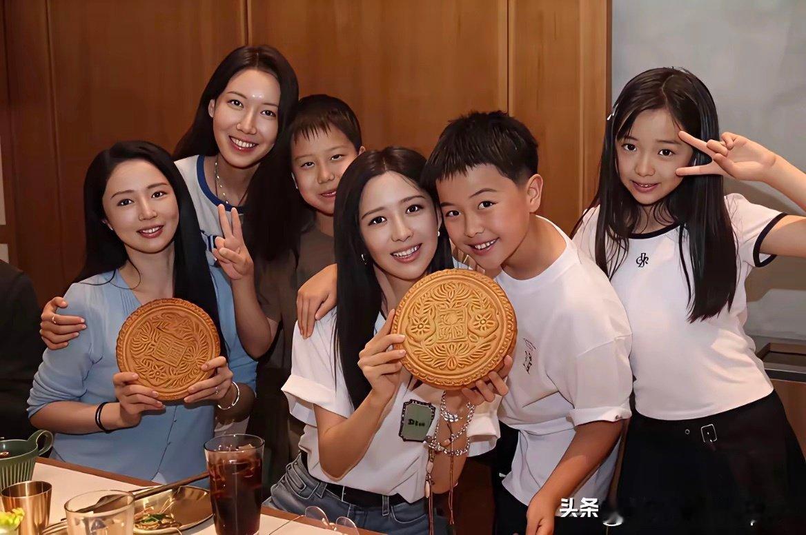 这孩子长的跟他爸爸一模一样，简直就是小版陈思诚 ​