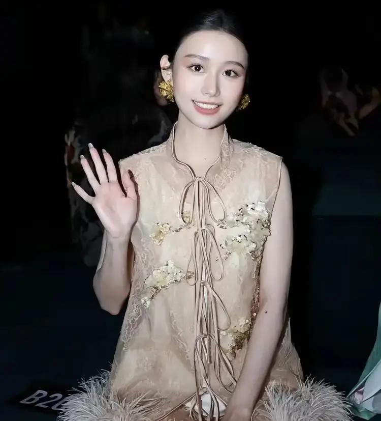 红毯上那种腰里围着一大圈膨胀羽毛的裙子，普通人套上去大概率就是一场视觉灾难。
这种设计横向拉宽的效果太霸道了，腰腹稍微多两两肉，或者个头没拔起来，远远看过去就像个移动的鸡毛掸子，根本谈不上什么仙气。
但王晓慧这次出席活动，还真就硬生生把这件衣服给撑住了。
现场生图传出来的时候，不少人都在替她捏