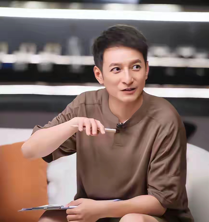 半百的李维嘉，生活有点让人唏嘘。曾经他有过七年同居生活，婚房都买了两套，日子过得有滋有味。可如今房子越换越大，屋里干净得像展厅，却只剩他一人独守空房。2013年他还憧憬着结婚生子，面对女友相关问题却讳莫如深。家里老人急着抱孙子，母亲还隔空喊话龙丹妮。2017年他暴瘦，录节目时情绪崩溃大哭。
不过，2