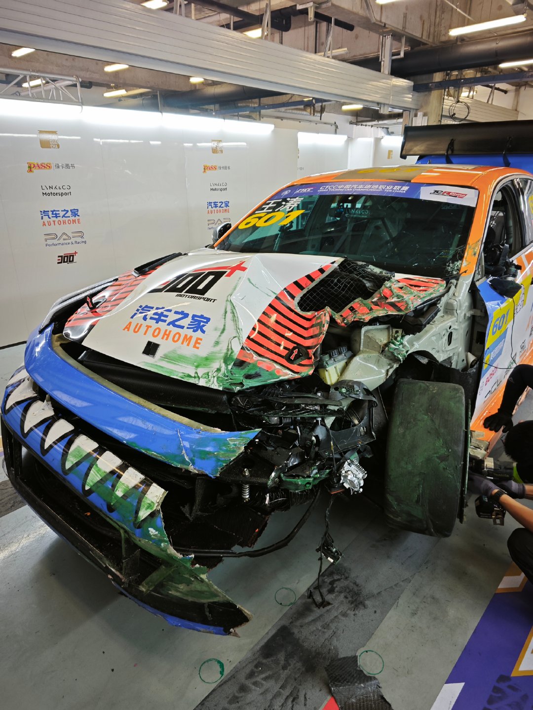 TCR China事故 变废物宝 
​领克03+ TCR赛车轮圈茶几 ​