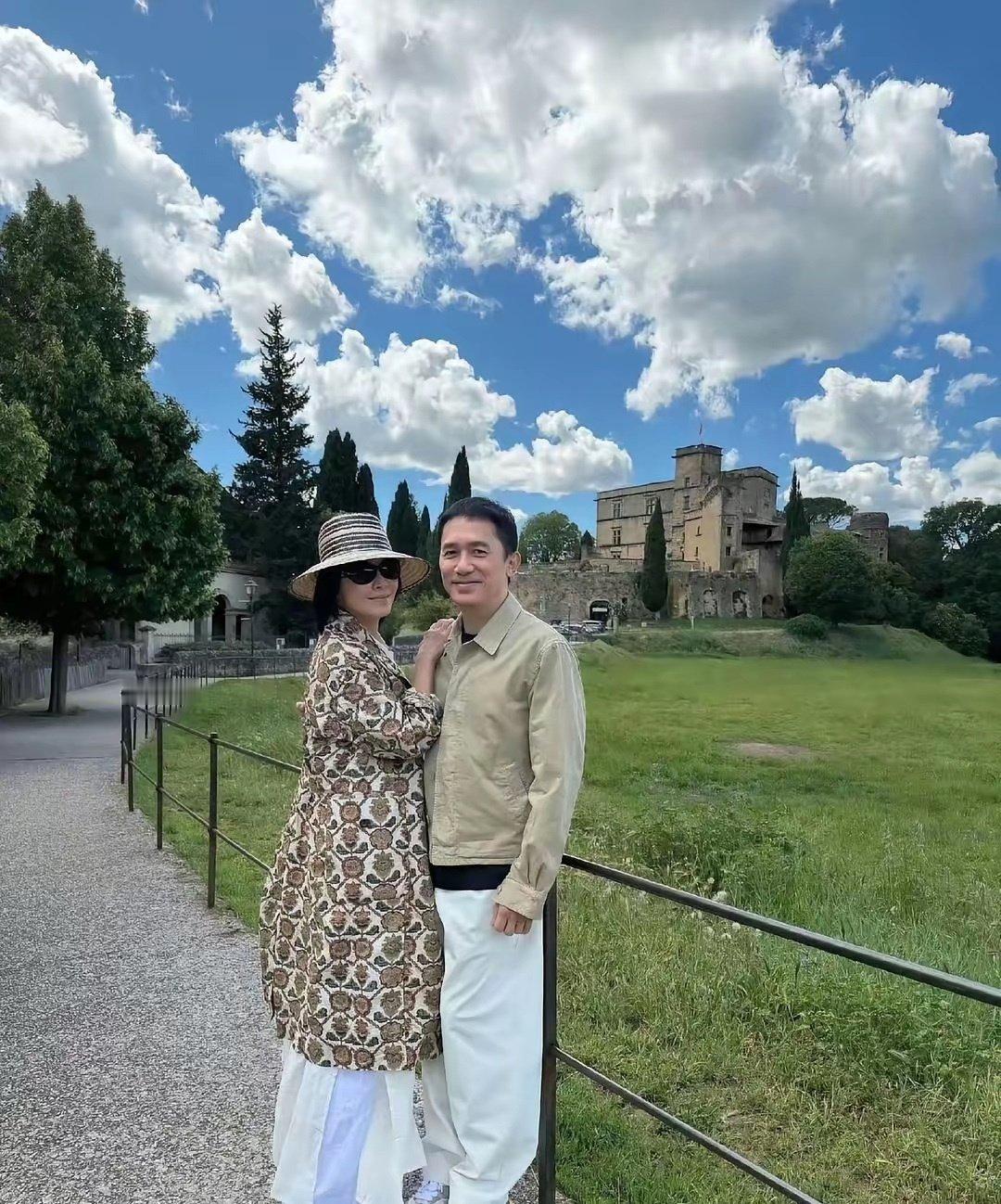 刘嘉玲60岁了，晒出和老公梁朝伟在法国小镇度假照，谁懂啊，太养眼了 ​