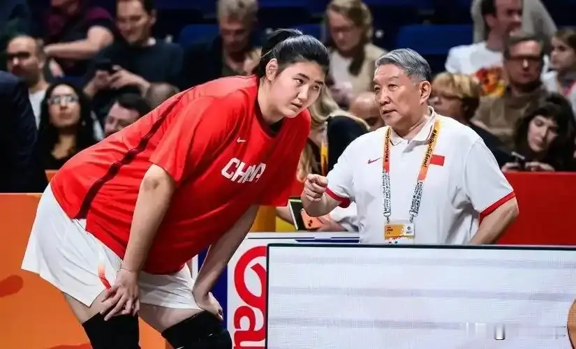 中国篮球，这次是真的“全军覆没”了？

80比85，输韩国。

女篮一倒，亚运中国篮球所有队伍，决赛一个没进。

以前是“至少保块金”，

现在是“连门都摸不到”。

男篮早翻车，三人篮球也没顶住，

最后这根独苗，还是断了。

别光骂姑娘们。

韩日青训咬得有多紧，你看看场上的身体对抗就懂：

我