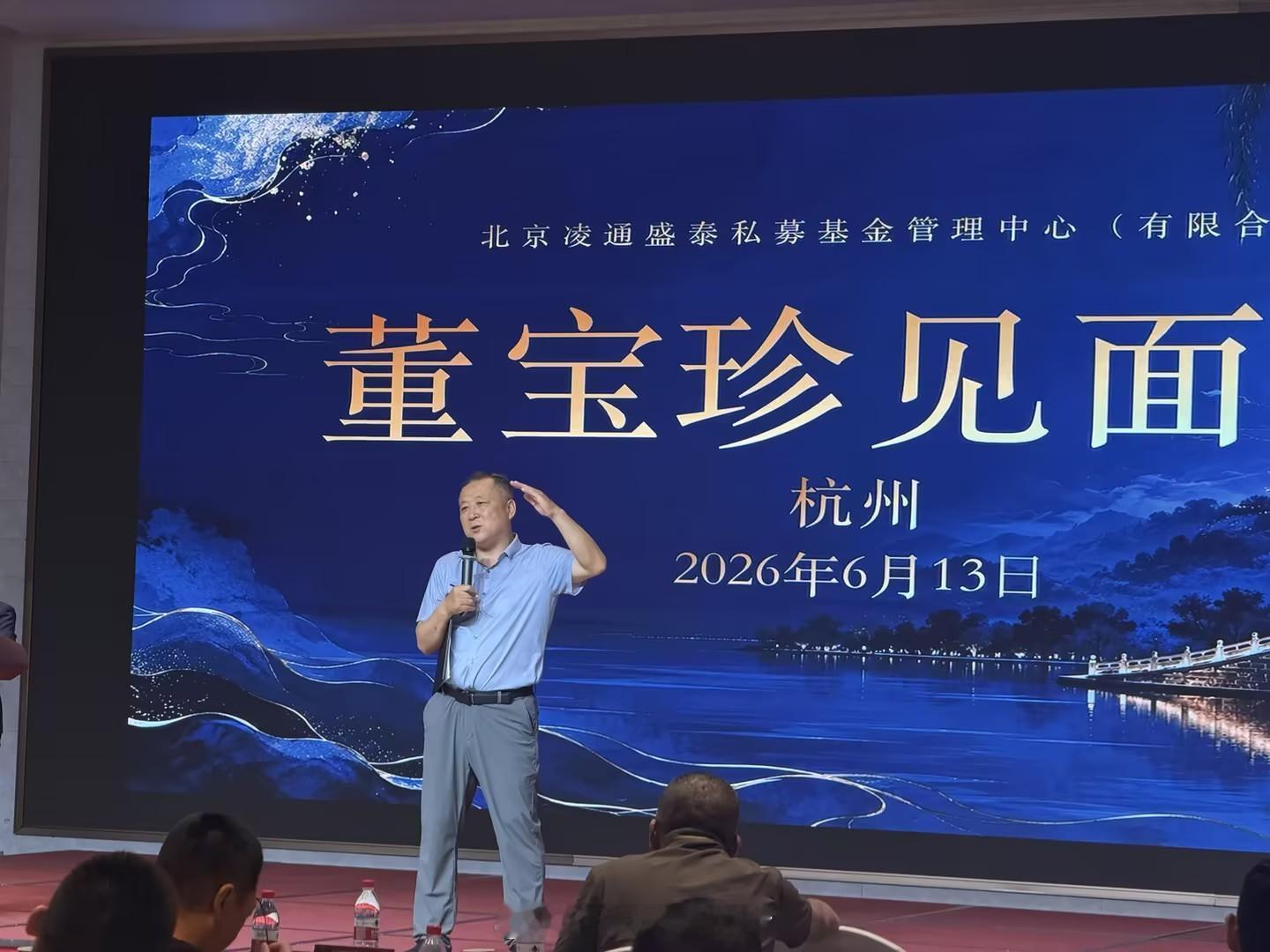 【基金重仓股领跌现象深度解析】凌通盛泰团队通过持仓排名分段统计证实：2026年7-8月A股下跌中，基金重仓度与跌幅呈严格正相关——前100名重仓股（如中际旭创）领跌，而轻仓/清仓股逆势上涨。唯一例外是能源板块，受益于油价上涨形成独立行情。此现象揭示当前市场本质：公募基金60%资金扎堆科技赛道形 ​