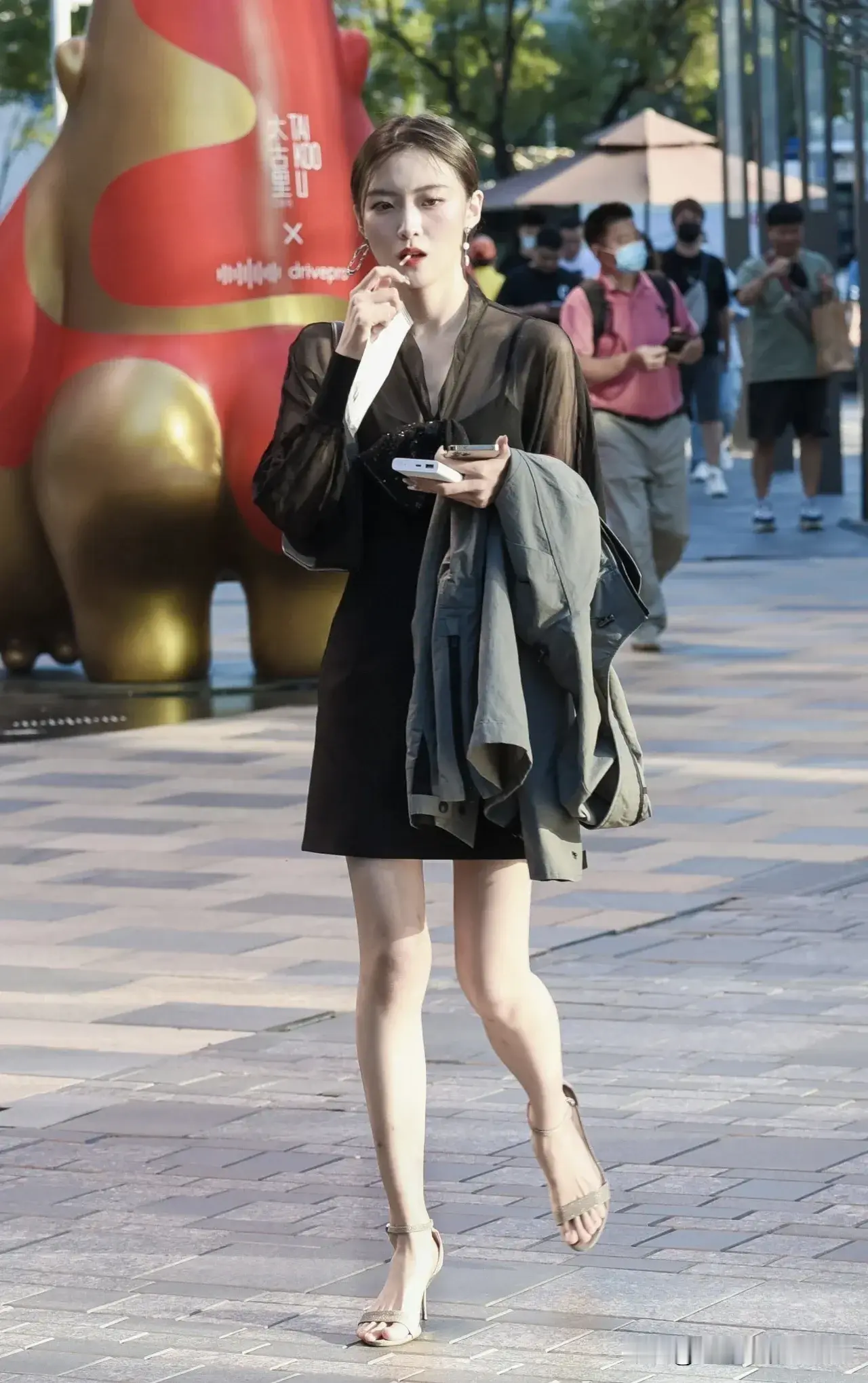 穿黑裙的时尚女生[微风]街头偶遇的时髦小姐姐，黑纱上衣搭配小黑裙，清冷...