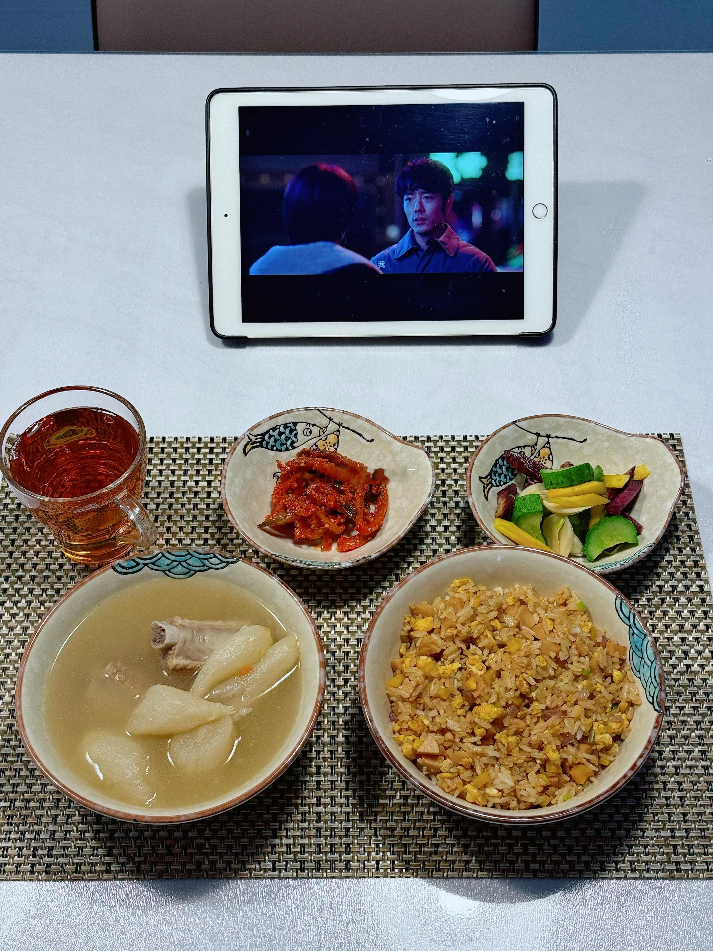 美食[超话] 大家早晨好，我可怜的周日还要去开会，早晨自己做的炒饭和萝卜汤，你们看小城良方 了吗？算是医疗剧吧，东北版的，还挺好看的！[哈哈][哈哈][哈哈]  ​​​