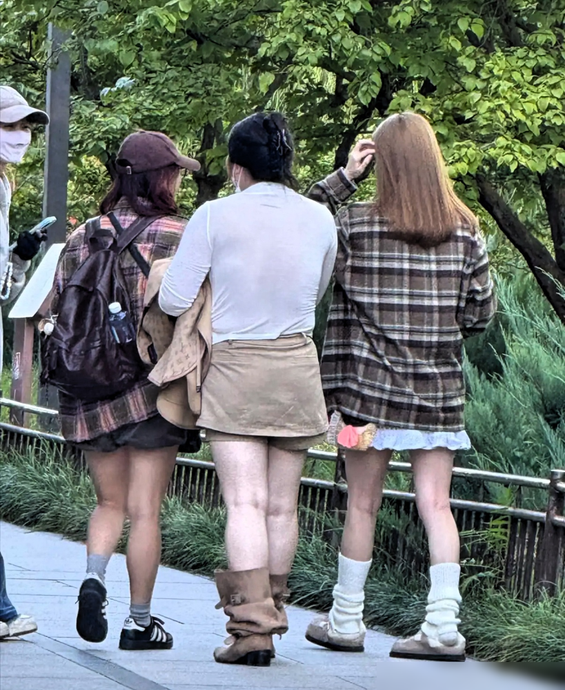 38岁。身价上亿。穿亮片短裙配长筒袜，蹲在颐和园啃糖葫芦。
这不是什么剧组造型，是路人镜头里的韦雪。
衬衣太长，比例五五开。
不足一米六的个子，被衣服切得更短。
评论区很直接：
这穿的什么？
有钱也不一定好看。
可这就是韦雪。
从80后辣妈到煤二代前妻，再到和秦奋生子，争议没断过。
