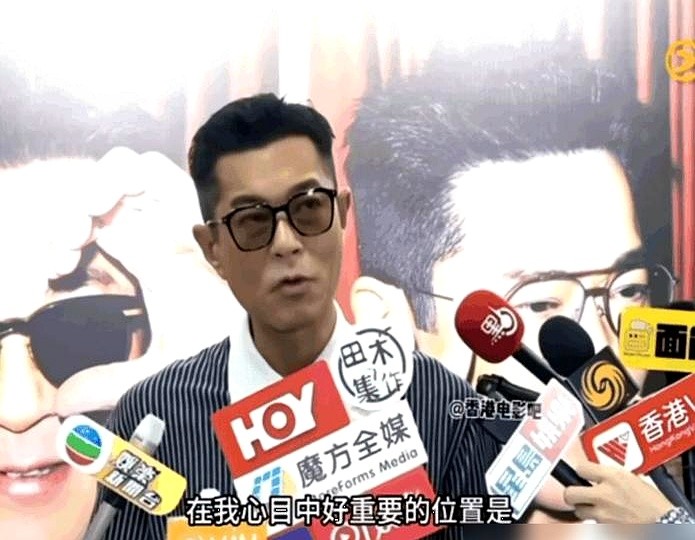 台上两人突然互跪，古天乐一把抱住刘德华，整整20秒没松开。

这是古天乐入行30年第一次在红馆开个唱。到了压轴环节，音乐一响，刘德华走上台，两人合唱起那首老歌《独自去偷欢》。

为了这场演出，刘德华不光人到了现场。从彩排到策划，他全程跟着盯，给出了不少专业建议。他跟古天乐说，你叫我，我几时都出现。